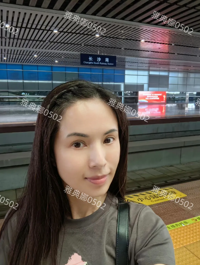 李若彤发文称自己第一次一个人坐高铁，才三个半小时就从香港到达长沙了，特别便利舒服