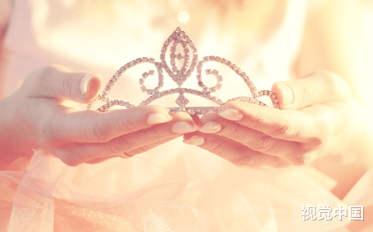 我的丈夫沉醉在公主海伦娜人迷情中......