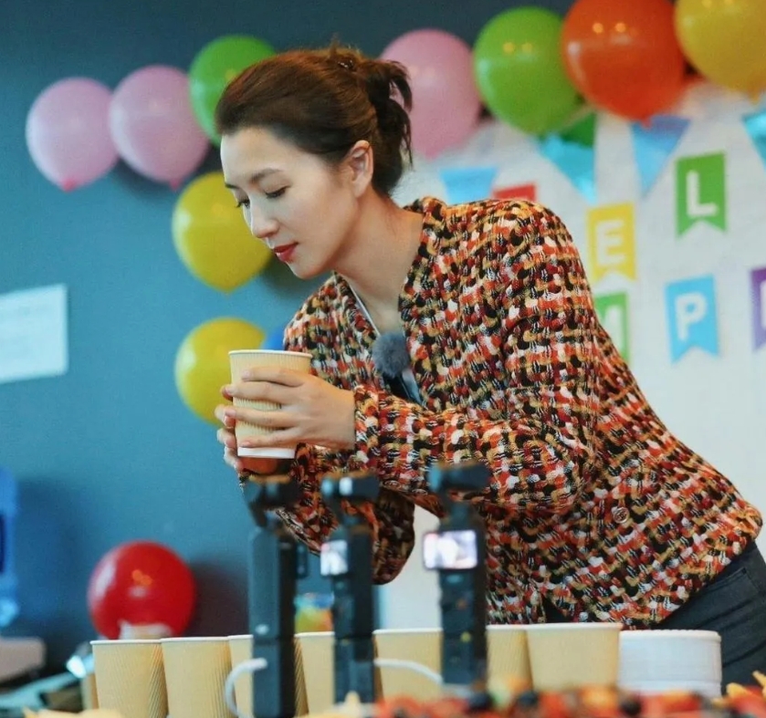 她比杨幂、范冰冰、赵丽颖聪明多了，嫁给了圈外顶级富豪，当红时嫁给了条件最好的男人