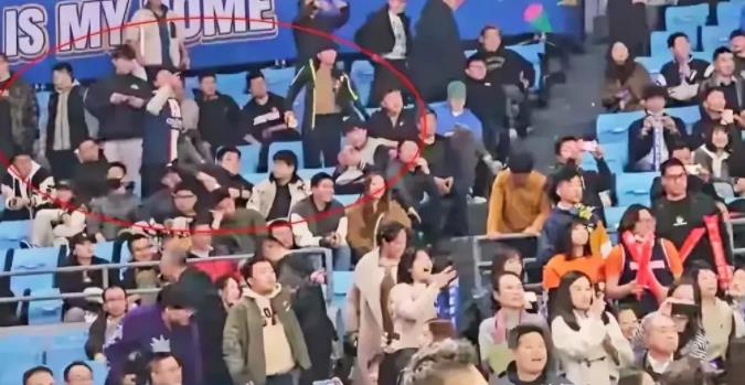 京辽元旦大战，北京球迷在比赛现场挖空心思，真是无所不用其极，个别极端球迷辱骂韩德