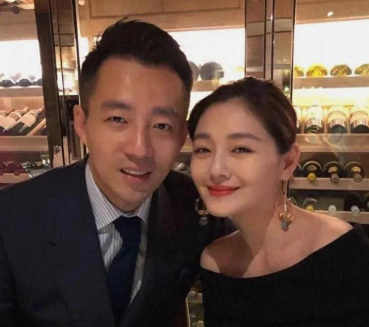 大S找到这个韩国老公太幸福了，太浪漫了！希望她永远这么开心幸福下去！
 
小菲找