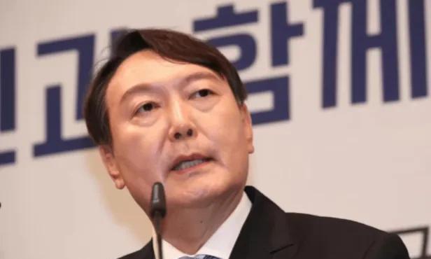 尹锡悦彻底栽了！
就在昨天，2月21日，尹锡悦竟然又被韩国警方立案调查了！说他涉