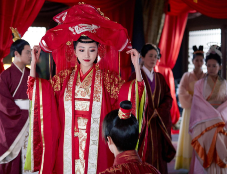 古代女童还没发育成熟，为何十三四岁就要嫁人？人性的复杂！
 
在古代，女子常常在