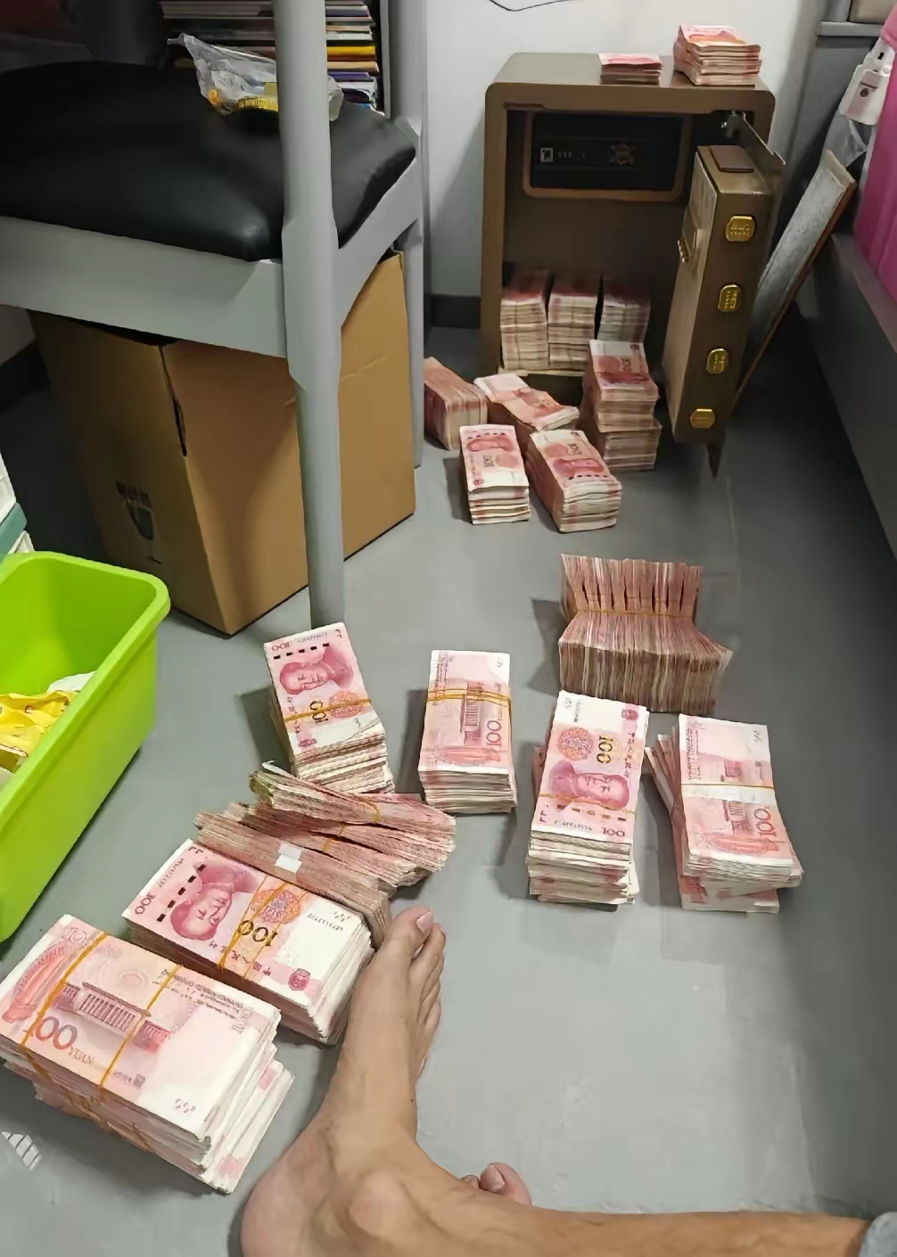 郁闷，保险柜太小，东西放不进去！