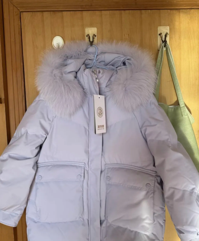 老公出差回来，给我带了一件羽绒服，我问老公多少钱？老公说花了220，摸摸这个料子