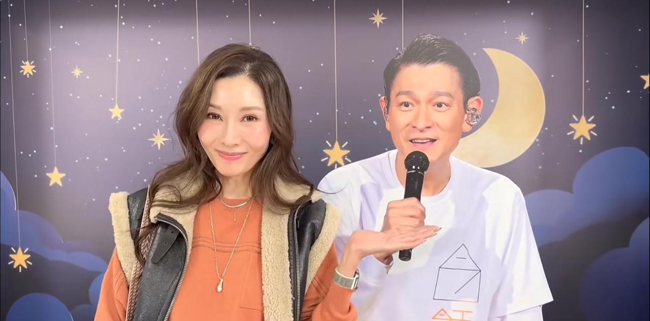 刘德华演唱会倒数第二场，李嘉欣与丈夫许晋亨现身观看演出。夫妻俩从VIP专属通道入
