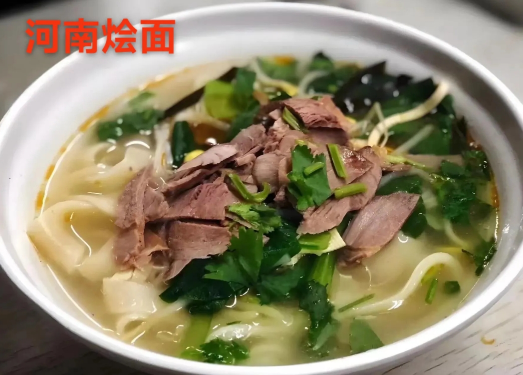 我爱我的家乡河南。在河南，有许多许多的小吃，而在这所有美食中，烩面就像鹤立鸡群一