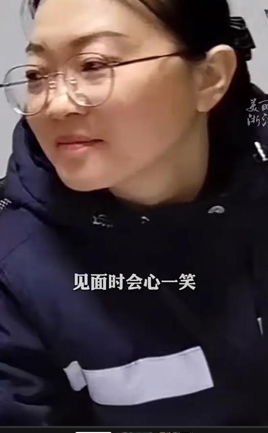 “收费站女子火了”！浙江杭州，收费站女子接过一个破旧的保温壶，帮司机倒满开水。没