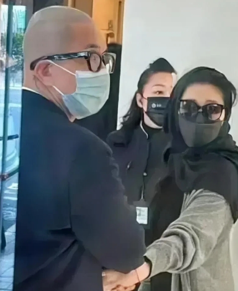 咱唠唠那张曾经引发轩然大波的照片。

小S的公公离世，大S和具俊晔去参加葬礼，就