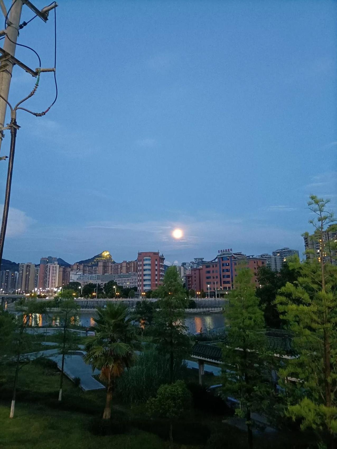 这话题让我想起了一个同事的遭遇，真是啼笑皆非。
我那个同事个子不高，长得其貌不