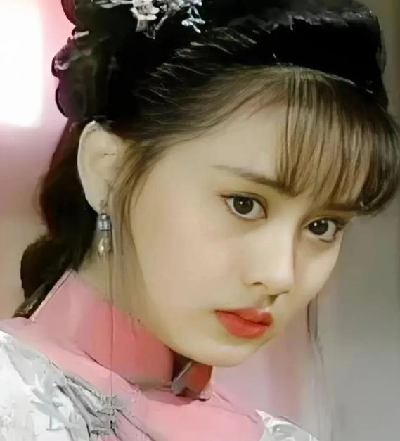 当年，陈德容美得清新脱俗，令琼瑶为之倾心，全剧组不惜停摆3年等她长大挑女主大梁。
