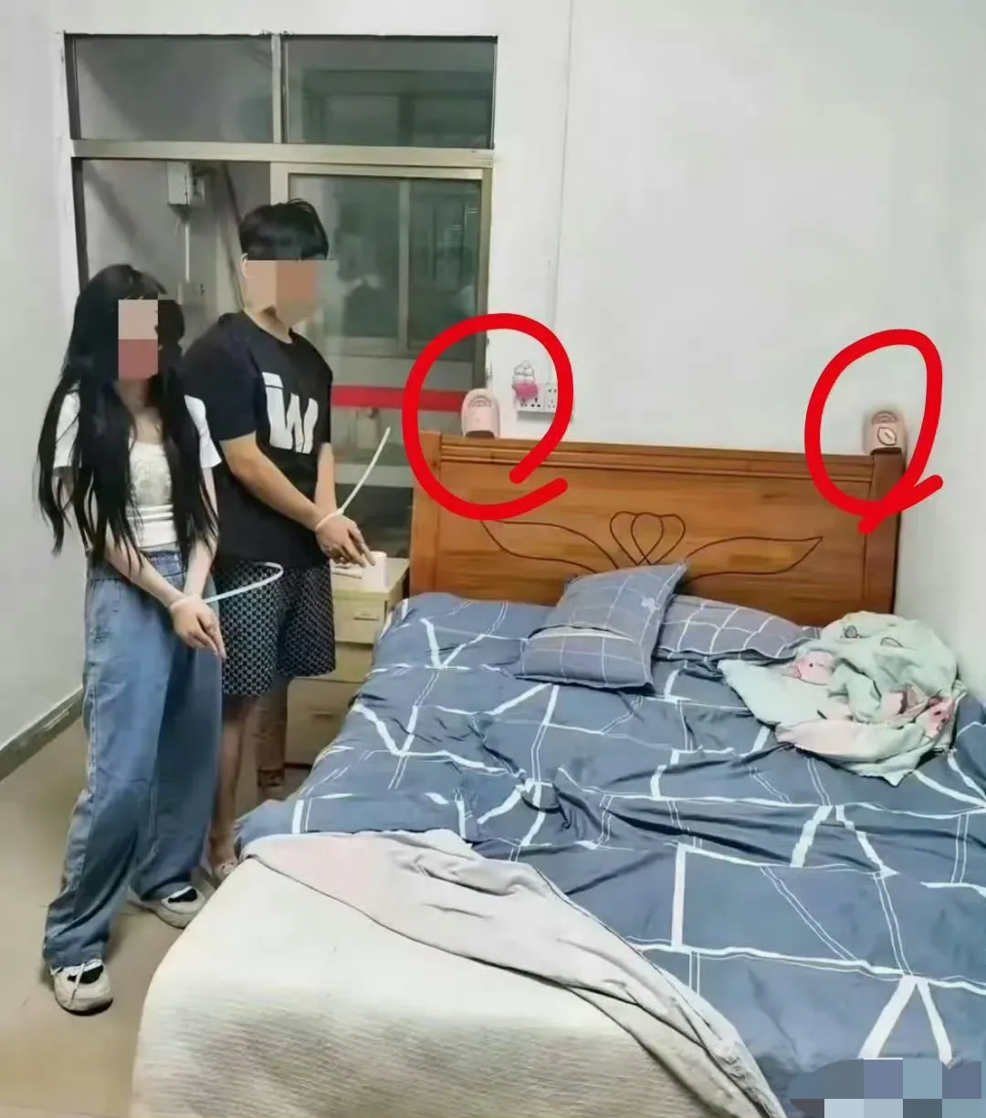 抓嫖现场，为啥床头放拖鞋，辟邪吗？