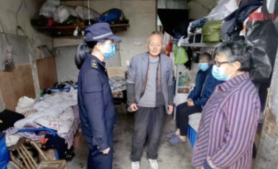 “太感人了！”浙江，一卖烤红薯大爷因在禁止摆摊点摆摊，被罚200元，没曾想老人对