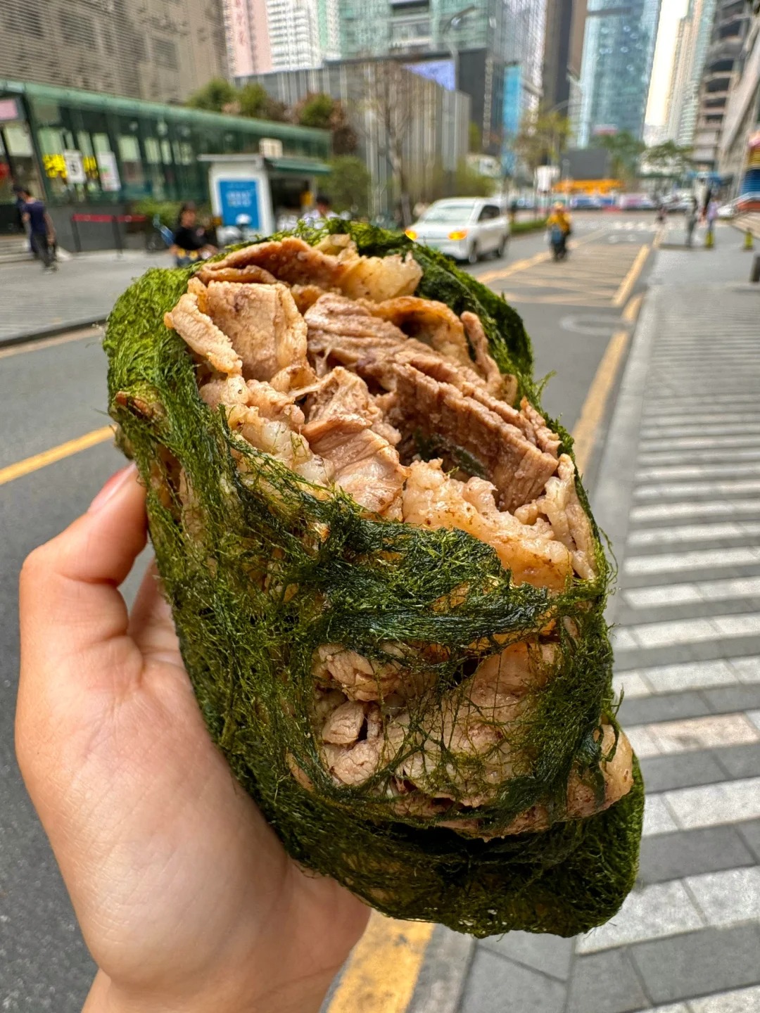 卧靠！卧靠！深圳也有了啊…………
青苔包烤肉！这一口谁懂😅