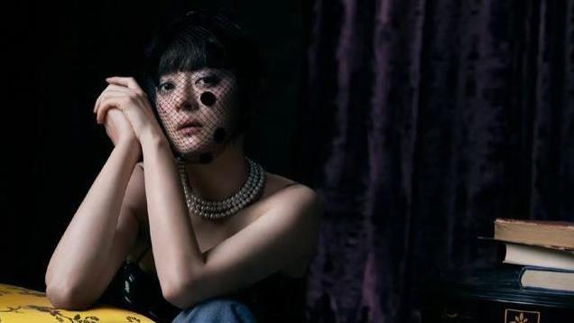 孙俪登ELLE2月刊封面，宫廷风复古华丽，把脚趾P成了手指头