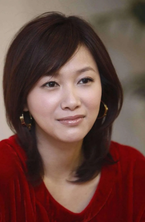 嘿，你们说奇不奇怪？
徐静蕾啊，她有本事能轻轻松松就把一个 00 后给扶上金鸡奖