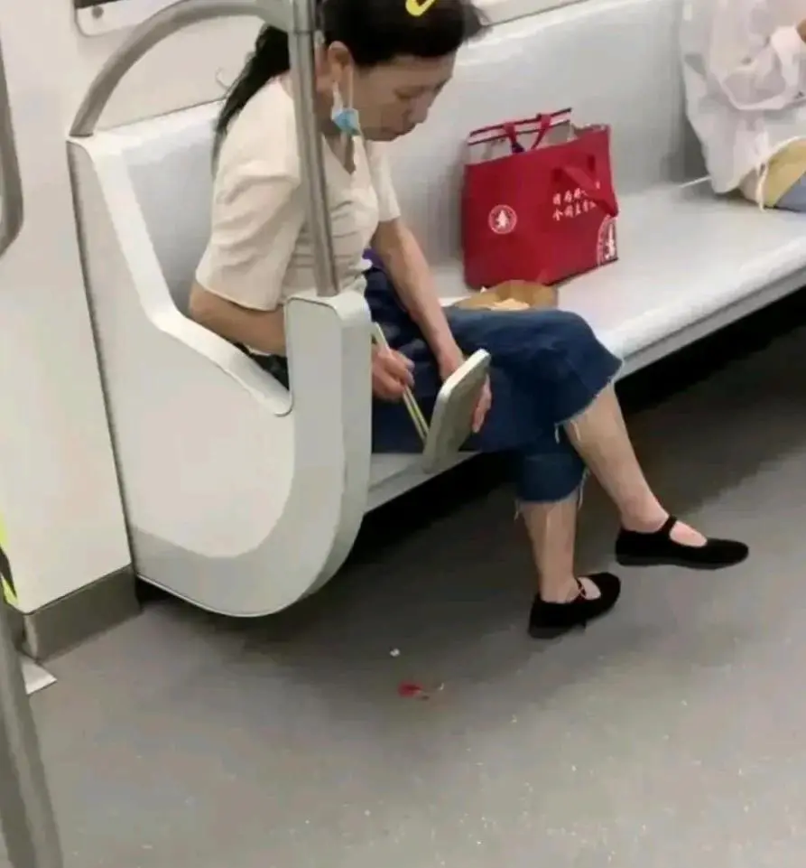 在地铁上这样，影响不好吧？
