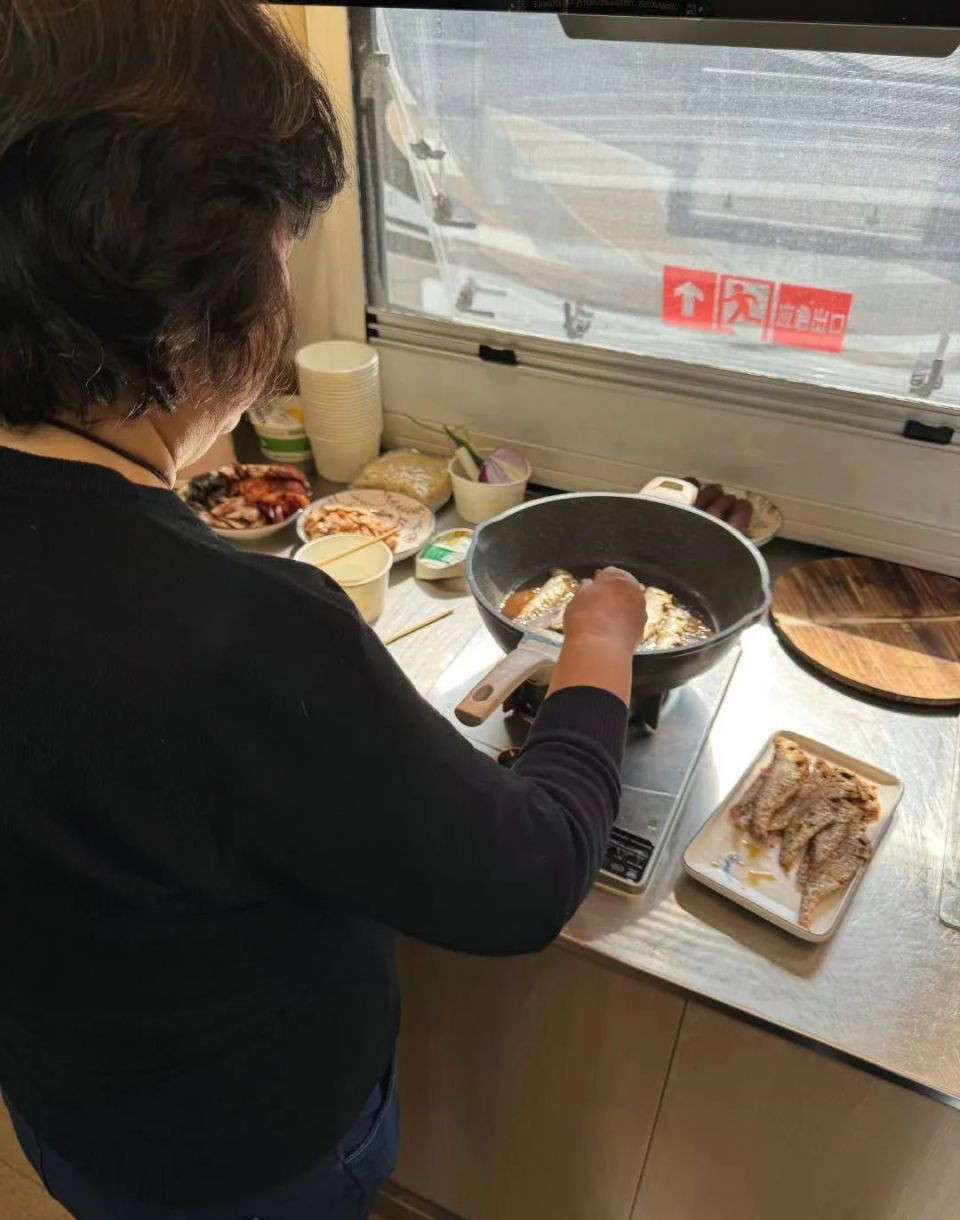 黄晓明晒妈妈炸的鱼：“熟悉的味道满满的幸福”！ 这标题一看就让人觉得暖暖的，是不