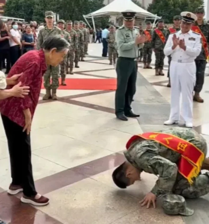 2024年，河南三门峡火车站广场上，一队新入伍的士兵，正在正常地行进着。不料，队