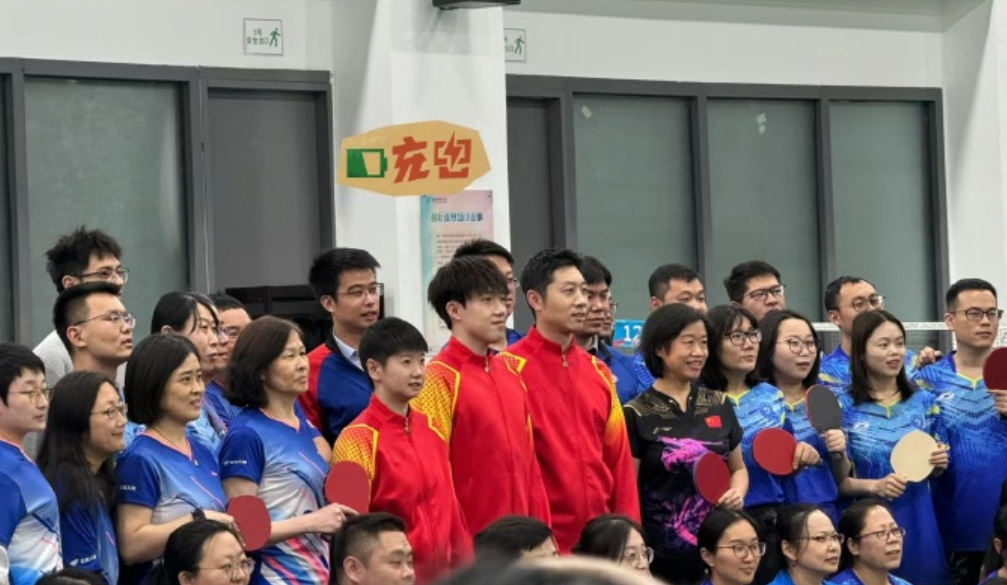 国乒参加活动！许昕在列，孙颖莎王楚钦肩并肩，被指太甜了
国乒全队从釜山团体世乒赛