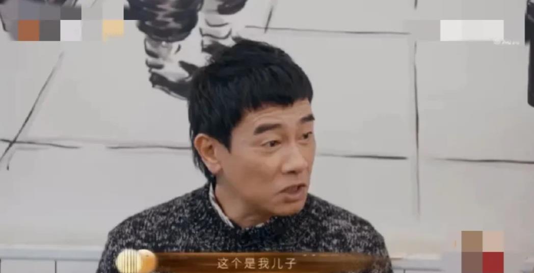 陈小春太逗了，提到儿子jasper几个月前全英文演讲时，竟然说:“祖宗听了都开心