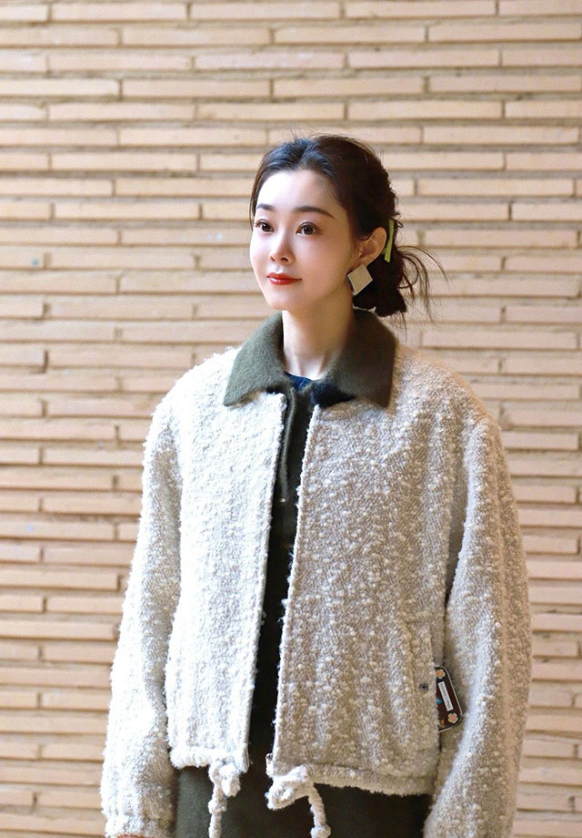 内娱真的很奇怪。宋轶疯狂营业的时候，网友一片倒的指责、厌恶。后来，她低调了一阵，