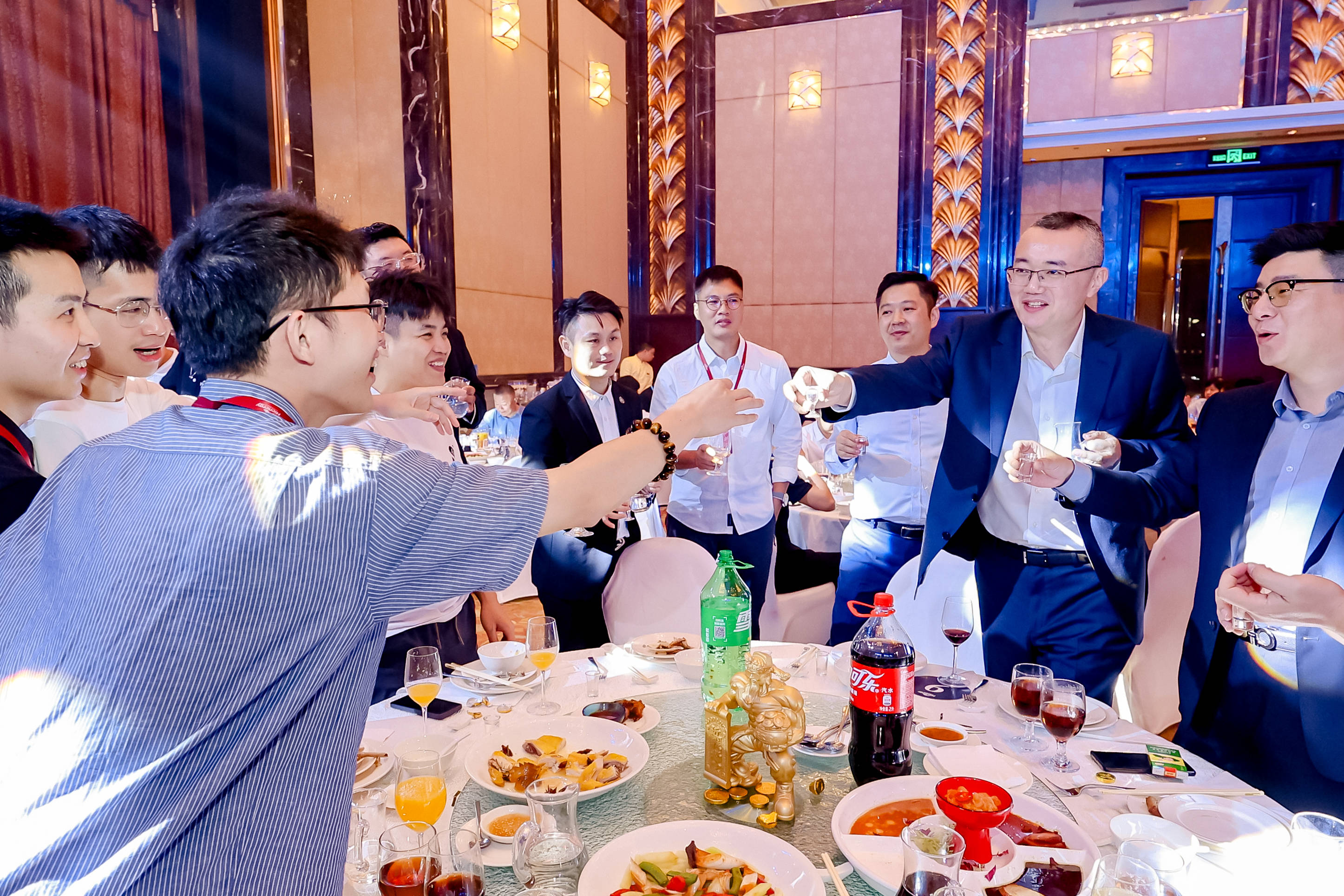 在老公的公司年会上，我老公代表他的部门向上司敬酒。没想到，这位上司喝完酒后，突然
