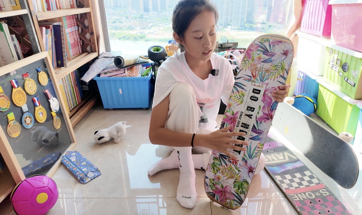 郑好好7岁时开始接触滑板，她喜欢滑板是因为“刺激，能学会很多厉害的动作”。

郑