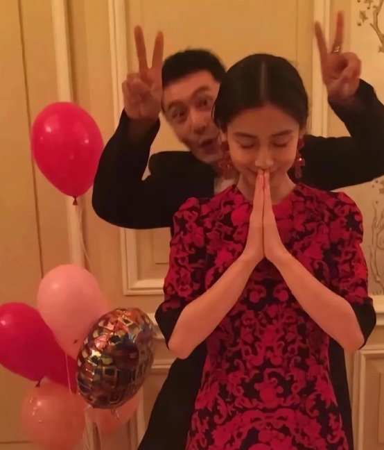ab杨颖与前夫黄晓明曾经的甜蜜瞬间的，隔着屏幕我都觉得腻歪！


所以说，爱的尽