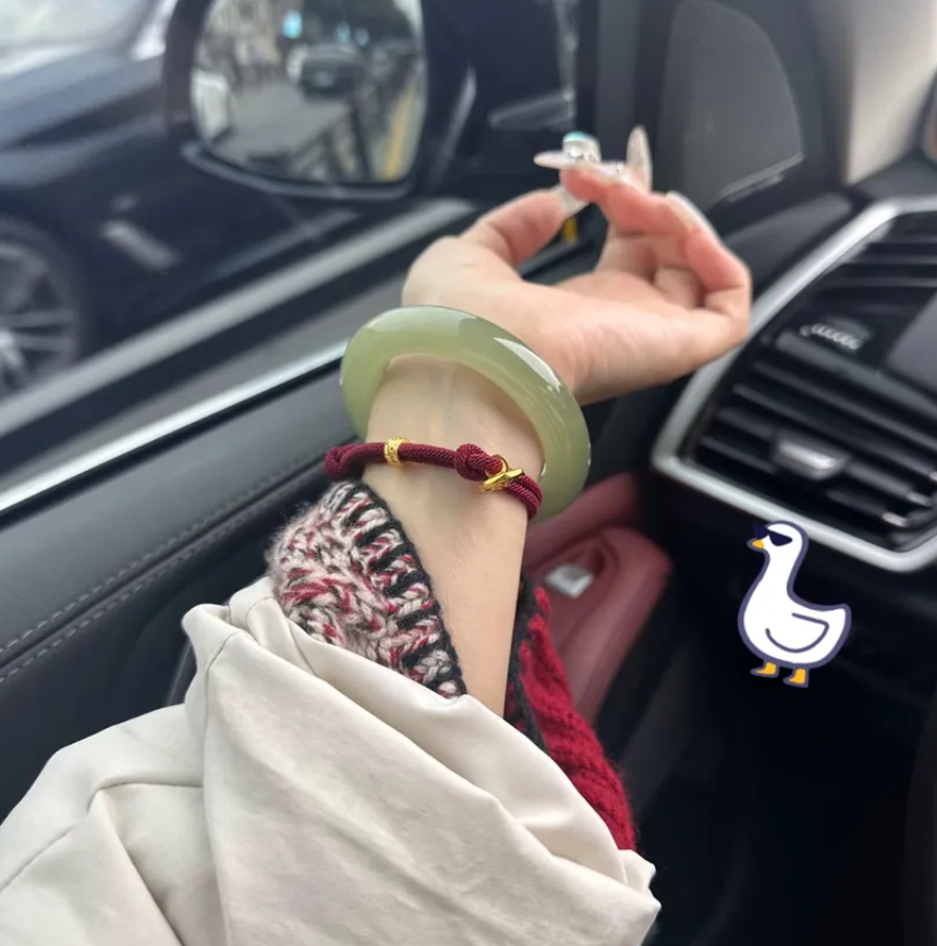家人们，我真的麻了！今天前男友居然又来找我，还送了个和田玉手镯，张口就说花了20