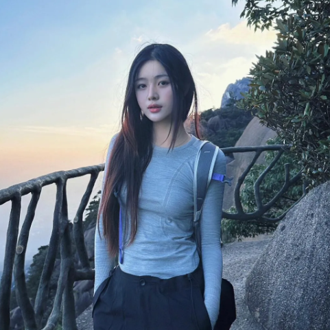 上个月的一天我初恋突然联系我，说想我了，问我一起去旅游不？于是第二天我就偷偷瞒着
