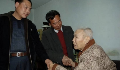 1996年，一位七旬老人来到部队，含泪对首长表示：报告首长，任务已完成，请指示！