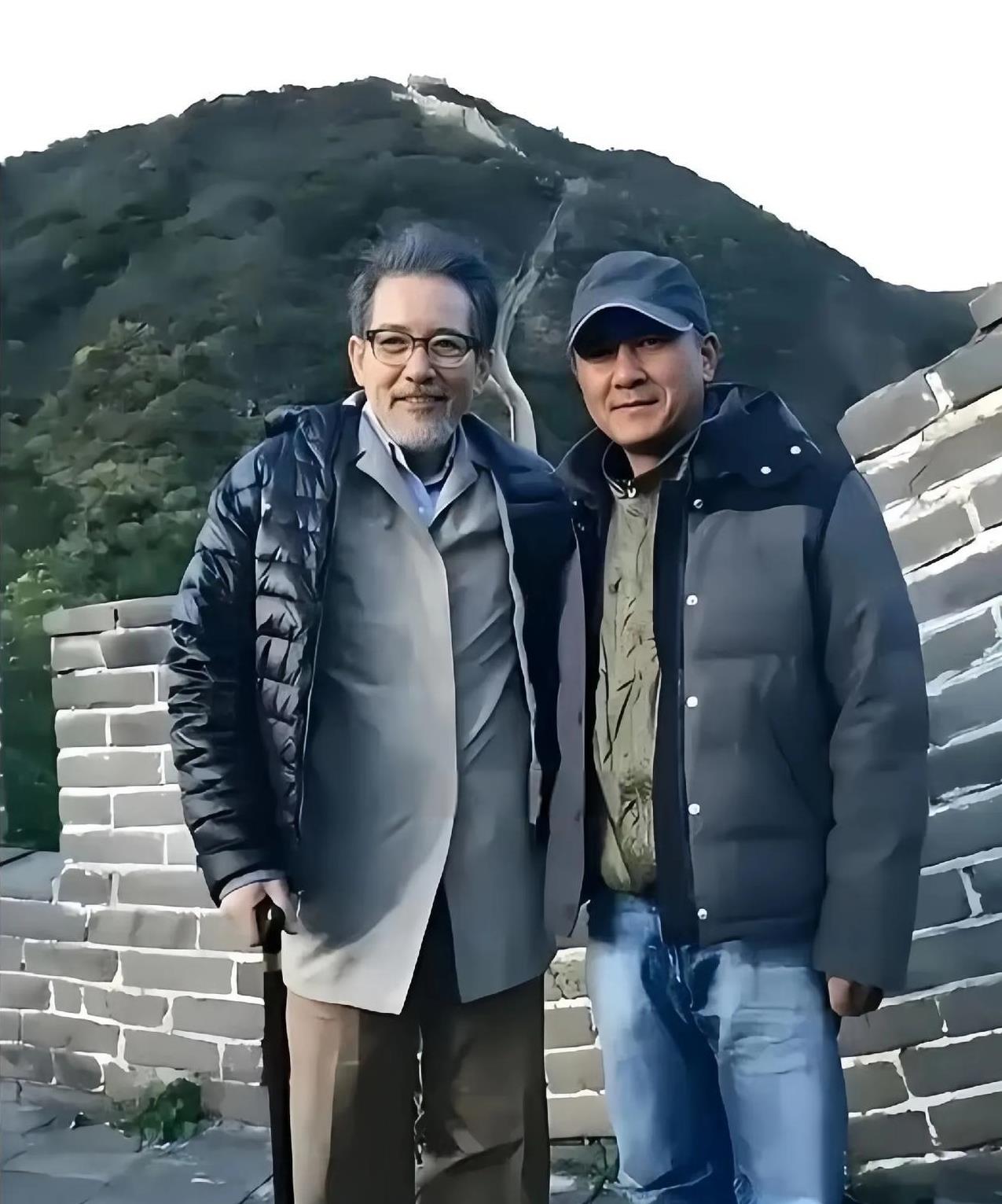 真是时光飞逝，秦汉现在走起路来都需要借助拐杖了。转眼之间，他就要迎来80岁的生日