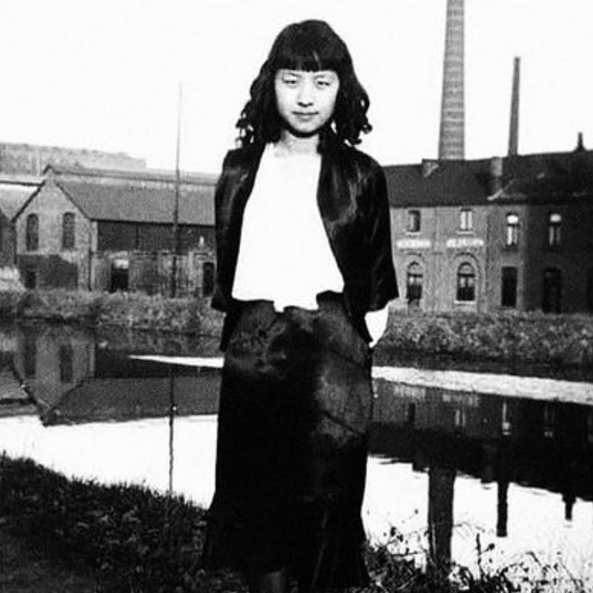 1943年，比利时爱国青年罗杰即将被德军执行绞刑，比利时国王亲自向德军求情，但德