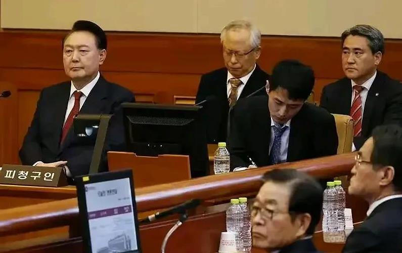 我擦！1月23号弹劾案辩完，尹总那得意样，扭着就回拘留所了。
法庭上，他那老学长