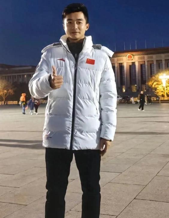 全红婵启蒙教练郭艺带徒弟现身北京，太帅了吧！
 
有人问婵宝得到的奖金，会给一点