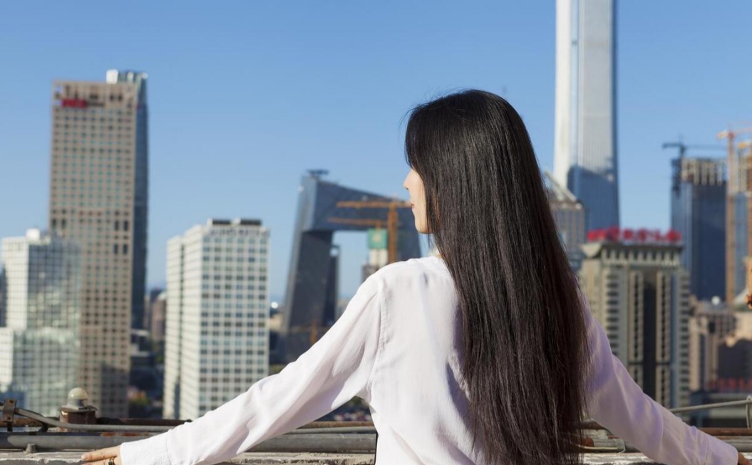 北京海淀，单身女房东租房给90后女生，事先约定只能由她一人居住，女租客却总把男友