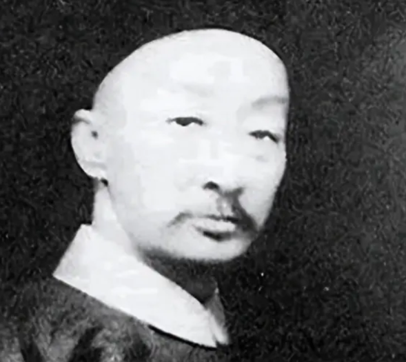 戊戌变法后，荣禄问慈禧:“万一康梁是对的，大清将繁荣富强，比肩英法，抗衡日俄，是