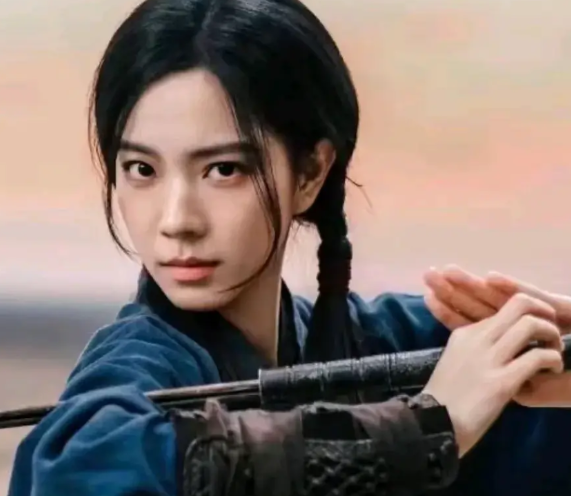 新版《射雕》黄蓉造型惹人争议，并不是她本人长得不好看，而是两个马尾辫太违和。如果