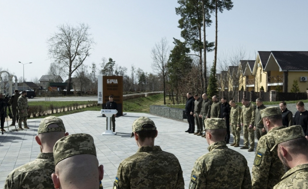 在俄乌冲突的硝烟弥漫中，乌克兰的教育领域陷入动荡，超龄大学生事件引发广泛关注。半