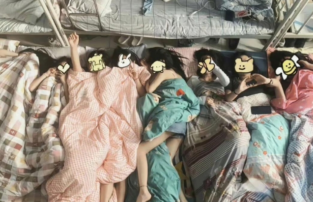 大学生的浪漫，只有经历过才懂啊，挤在一起才是最舒服哒

