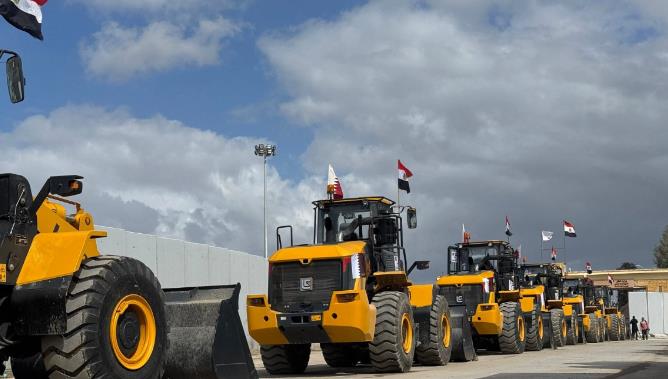 当地时间2月18日，一批工程设备与移动板房，从埃及西奈半岛境内，通过凯里姆沙洛姆