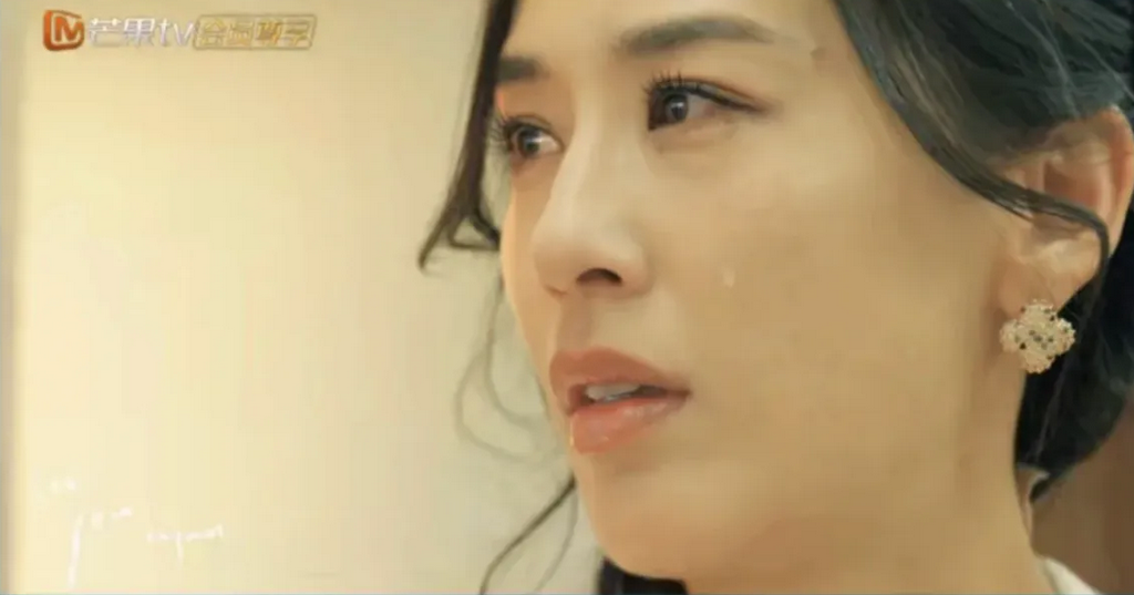 黄圣依这次离婚，收获了到目前为止所有女明星里面最大的离婚红利！

她天生就是老天