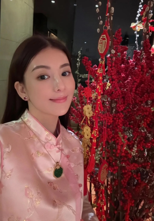 方媛绝对是培训班里嫁的最好的一个
为什么我这么说呢
郭天王谈恋爱就官宣给了她身份
