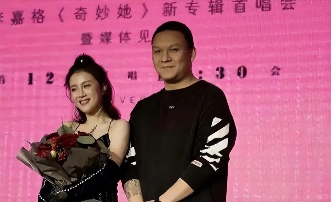 好声音没夺冠，却意外嫁给爱奇艺总裁，她堪称“人生赢家”！

她就是李嘉格，嫁给了
