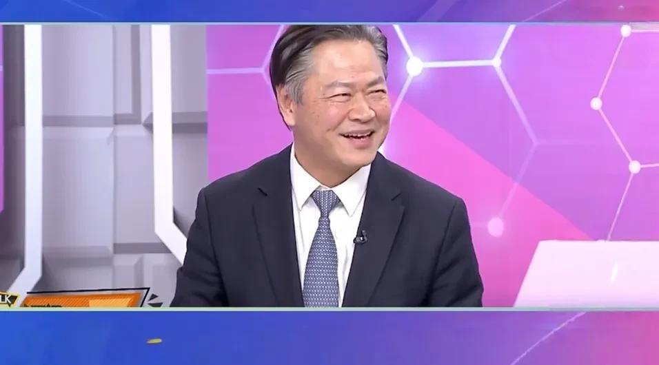 对于六代机试飞，台湾评论员的看法。
1、赖岳谦从机体颜色和试飞地点等，结合他认为