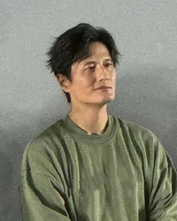 尹子维现身厦门，沉浸式体验当地特色烧酒配。他穿梭在烟火气十足的街巷，寻到一家口碑