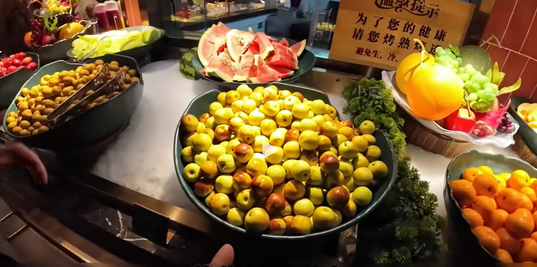 299块钱一位的自助餐，只吃水果，不吃海鲜，天底下只有韩国人，才敢这么干。
 