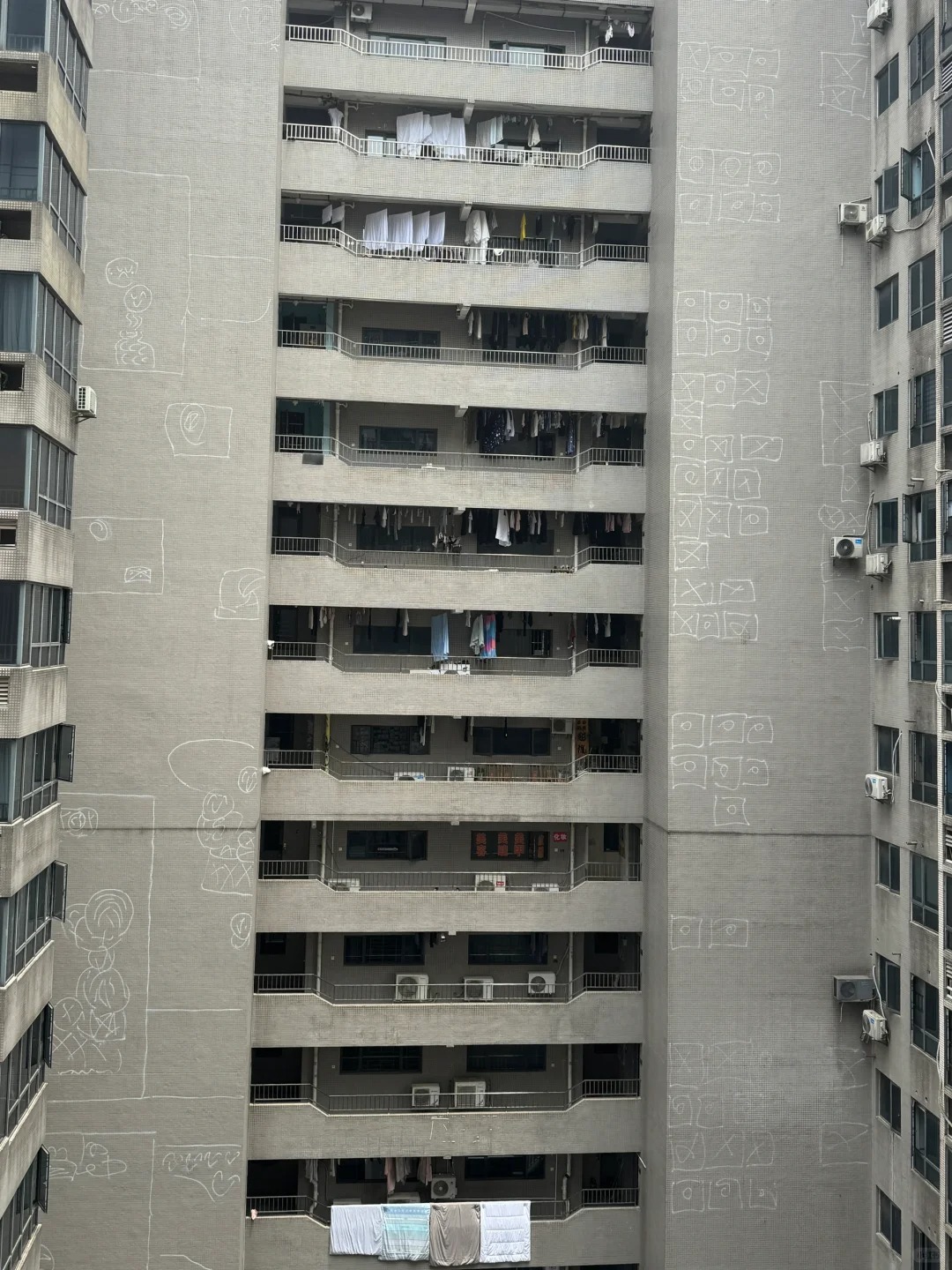 谁能告诉我长沙202大厦这个涂鸦是咋回事