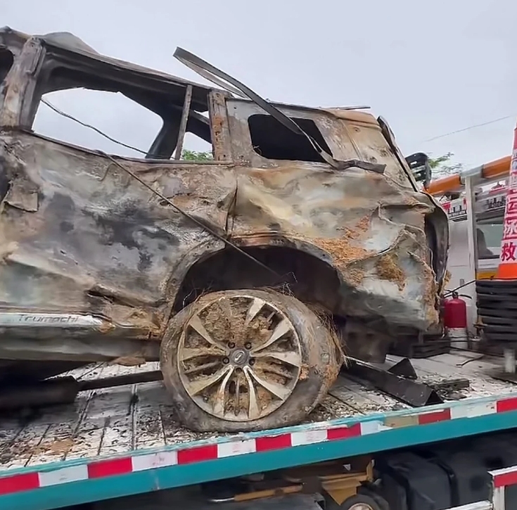 梅大高速路面塌方后的汽车残骸！其中一辆车的轮毂里都是土，这就是为何死亡人数在上升